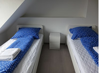 1 Room -2 Beds in 3rd floor (attic apartment), - Til leje