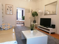 Furnished apartment in an old building in a very good… - Alquiler