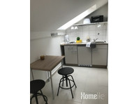 Stylish 1-room attic apartment in Fesenfeld - アパート