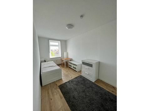 Gemütliches Zimmer mit Einzelbett und Schreibtisch in… - Zu Vermieten