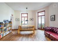 Charming apartment with balcony in the hipster district of… - Te Huur