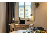 Elegant Studio Apartment with Balcony - De inchiriat