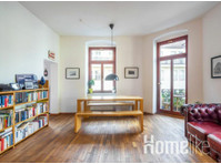 Charming apartment with balcony in the trendy district - Apartamentos