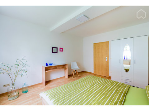 Charmante und gemütliche 3-Zimmer Wohnung auf Zeit in… - Zu Vermieten
