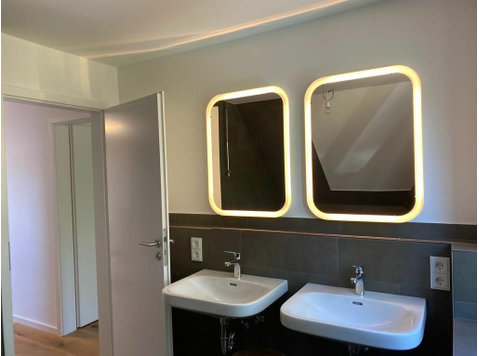 Beautiful bright room in women shared apartment - Kiadó