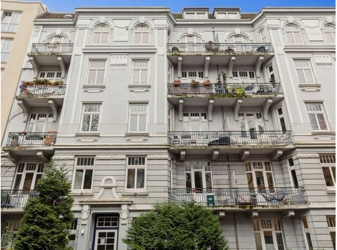 Beautifully furnished 2.5 room top floor apartment in HH… - Kiralık
