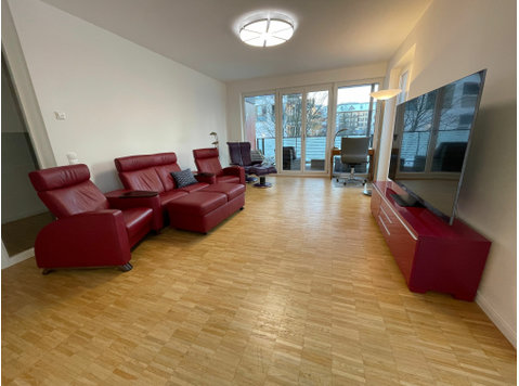 Moderne Ruhige Designer Wohnung mit Panoramabalkon im… - Zu Vermieten