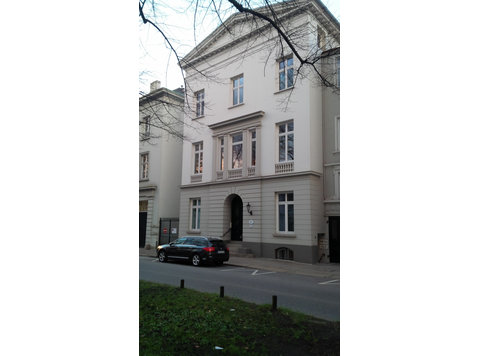 Großzügige Loft-Atelier-Wohnung mit Elbblick und Garten im… - Kiadó