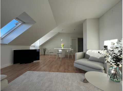 Moderne und helle Dachgeschosswohnung in Hamburg-Nord - Zu Vermieten