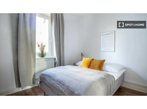 Zimmer zu vermieten in einer möblierten 5-Zimmer-Wohnung in… - Zu Vermieten