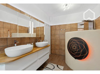 Spacious, bright 5 room apartment, walking distance to the… - In Affitto