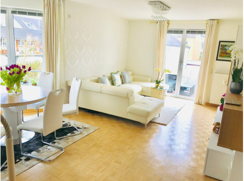 Sunny elegant 5 room duplex apartment near Elbe - Aluguel
