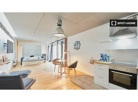 Studio moderne à louer à Barmbek-Nord, Hambourg - Appartements