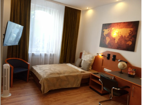 Renoviertes & voll möbliertes 1-Zimmer-Apartment in… - Zu Vermieten