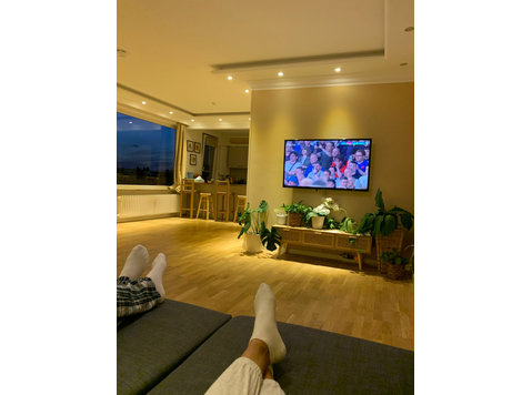 Geräumiges 4-Zimmer-Penthouse mit Balkon + Parkplatz In… - Zu Vermieten