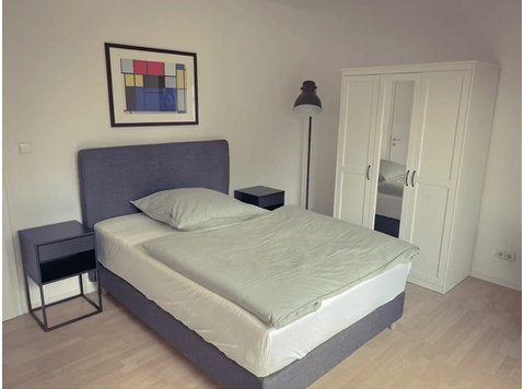 Beautiful & perfect balcony room located in Arndtstraße - الإيجار