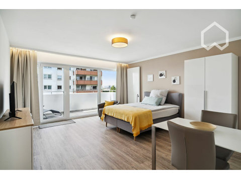 Bright, Freshly Renovated 1 Bedroom Apartment With Balcony… - De inchiriat