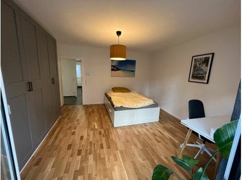 CO-LIVING - Modern furnished room in professional WG /… - Te Huur