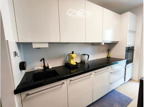 Neubau: Voll möbliertes 2-Zimmer-Apartment mit Balkon und… - Zu Vermieten