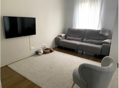 Fully furnished room in a new building, high ceilings,… - De inchiriat