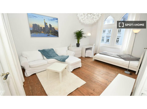Alugam-se quartos num apartamento de 1 quarto em Frankfurt - Aluguel