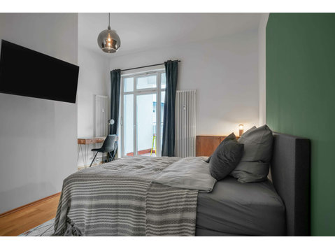 WG-ZIMMER: Liebevoll eingerichtete und stilvolle Wohnung in… - Zu Vermieten
