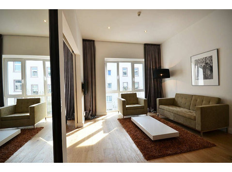 Stylish, sophisticatedly furnished 1-bedroom business… - Aluguel