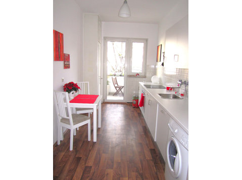 Beautiful quiet full serviced flat - excellent location - Wohnungen