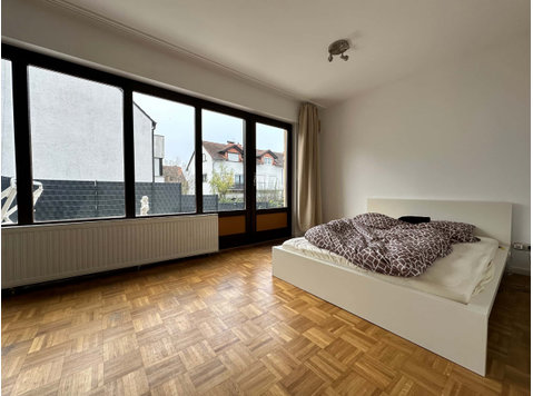 Großes Möbliertes WG Zimmer in EFH - Apartments