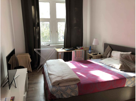 Zimmer in der Mainzer Landstraße - דירות