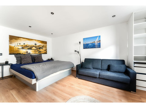 Modern basement studio with kingsize waterbed and walk-in… - For Rent