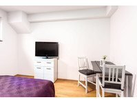 Modern basement studio with queen size box spring bed and… - Za iznajmljivanje