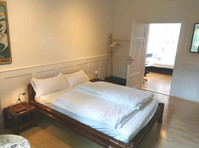 Spacious apartment with high ceilings in Town center - 出租