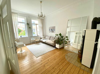 Bright old building flat close to the city centre with… - Til leje