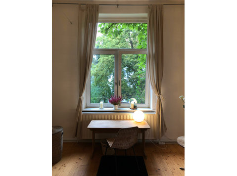 Lovely 5-room appartment in central location near… - For Rent