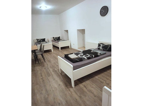 Nice 4-bed studios for fitters - Под наем
