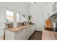 ***Small furnished penthouse, central on the Rose Garden*** - Alquiler
