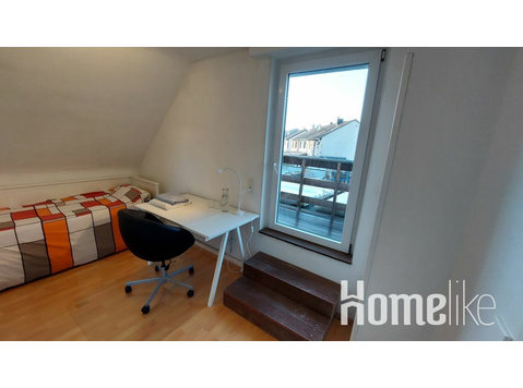 Bright room with a large balcony - Camere de inchiriat