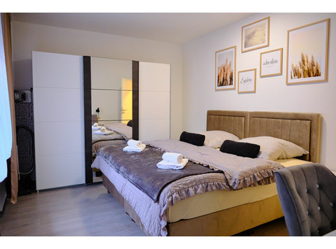 Charming apartment: XL terrace, kingsize bed. Your retreat… - השכרה