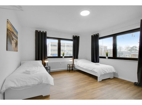 Fully equipped three bedroom apartment with balcony - De inchiriat