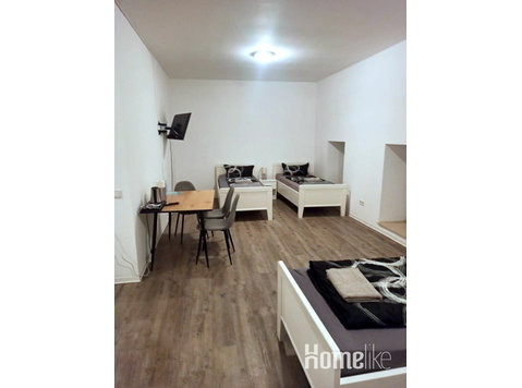 Nice 4-bed studios for fitters - Διαμερίσματα