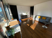 beautiful, bright shared room in an old estate - Te Huur