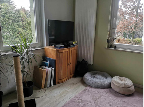 Fully furnished apartment with private garden for sole use - 	
Uthyres