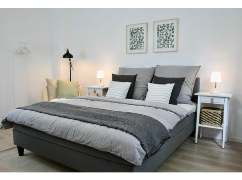Cozy Apartment with Balcony – Walk to City Center & Train… - Annan üürile