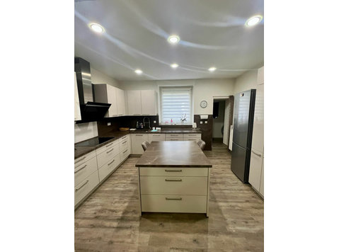 Luxury Apartment Featuring a Spacious Garden - Annan üürile