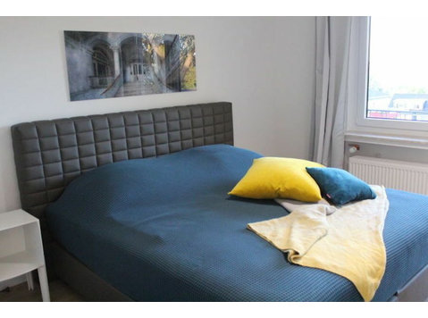 3-Zimmer mit Designermöbeln und Kunst, mit Kamin, toller… - Zu Vermieten