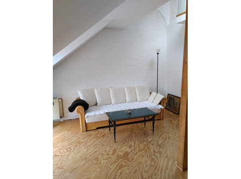 Helle Dachgeschoss-Wohnung mit West-Balkon in zentraler… - Zu Vermieten