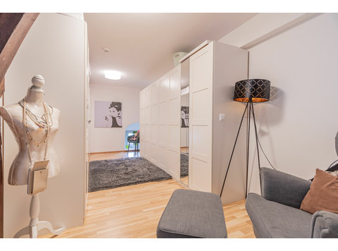 Einzigartige & möblierte Maisonette-Wohnung im sanierten… - Zu Vermieten