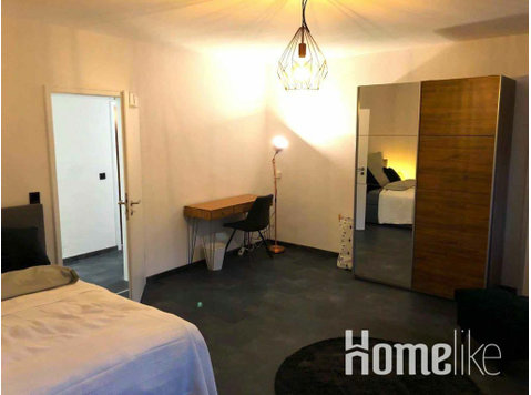 Private Room in Altstadt-Cologne, Cologne - Kimppakämpät