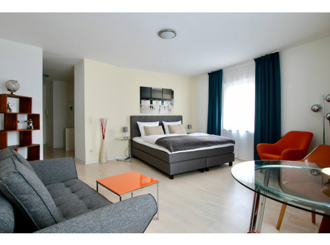 Bright and modernly refurbished apartment near Friesenplatz - Annan üürile